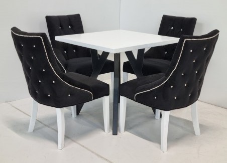 Kvadratiniai stalai su kėdėmis